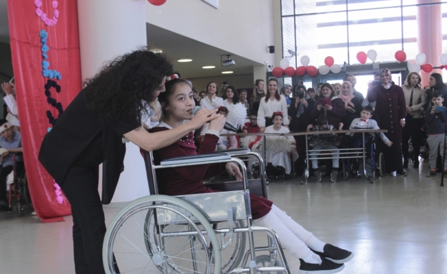 Otizmli ve serebral palsi hastası öğrencilerin 23 Nisan coşkusu