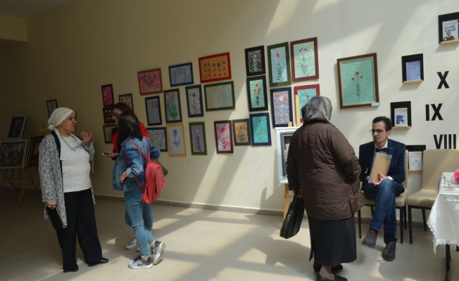 Üniversite öğrencilerinden el sanatları sergisi