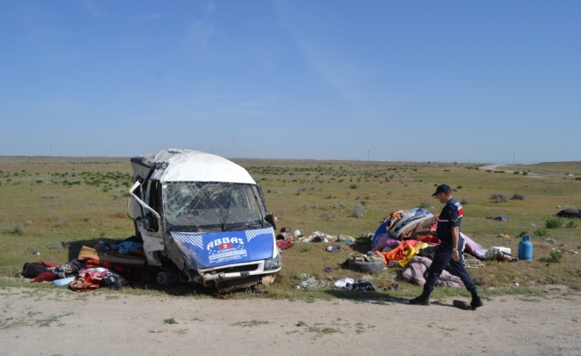 Aksaray'da tarım işçilerini taşıyan minibüs devrildi: 13 yaralı