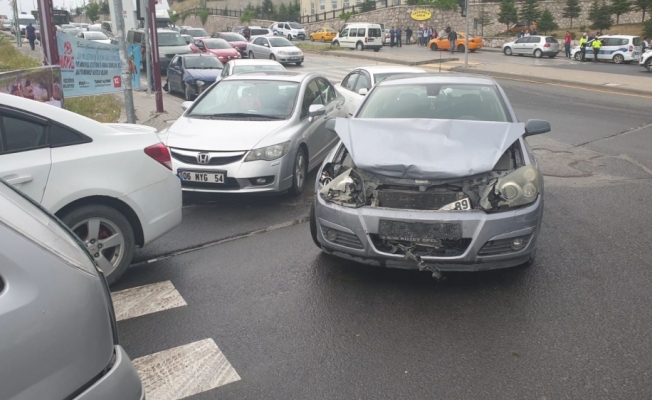 Başkentte zincirleme trafik kazası: 3 yaralı