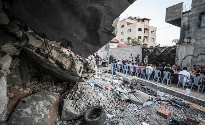 Filistinliler Gazze'de yıkılan evlerin arasında iftar yaptı