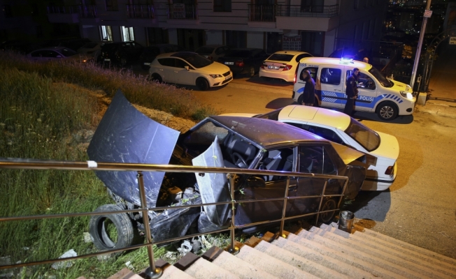 Ankara'da Freni tutmayan otomobil merdivenlerden düştü: 1 yaralı