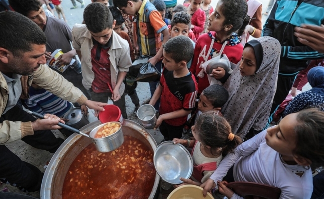 Gazzeli yoksullar iftarını 'ramazan tekkesiyle' açıyor