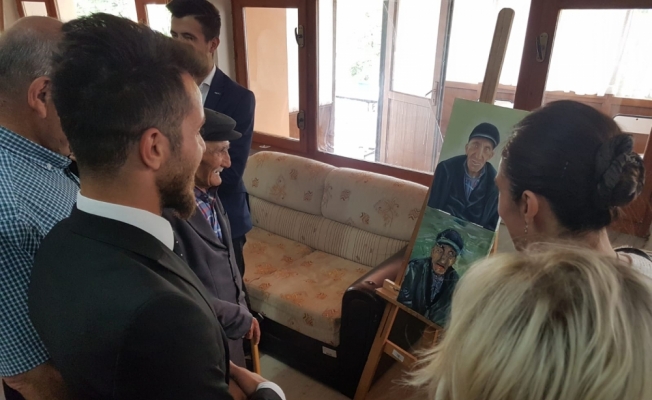 Huzurevi sakinlerinin portrelerinden oluşan sergi açıldı