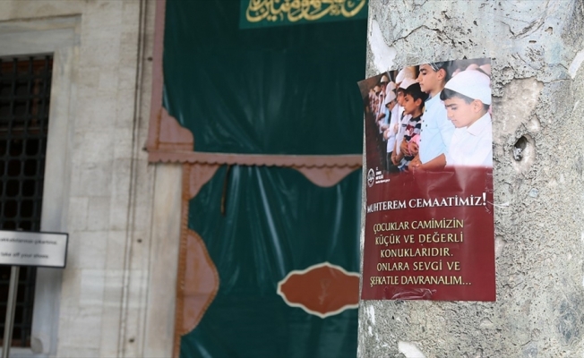 İstanbul Müftülüğünden 'çocuklara camide hoşgörü' afişi