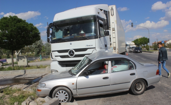 Konya'da tır ile otomobil çarpıştı: 2 yaralı