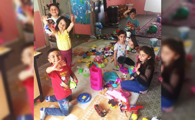 Köy okuluna kitap ve oyuncak desteği