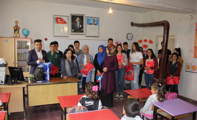 Lise öğrencileri köy okulunu ziyaret etti