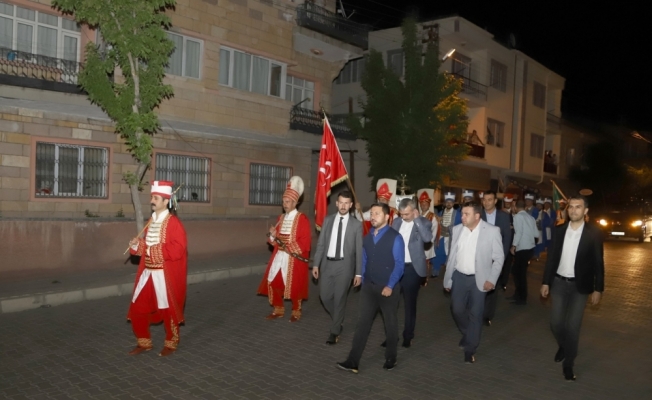 Nevşehir Belediye Başkanı Rasim Arı, mehter takımıyla vatandaşları sahura kaldırdı