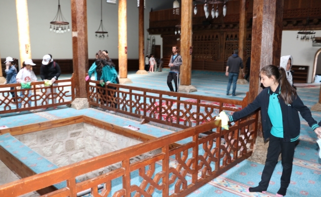Öğrenciler tarihi camide ramazan temizliği yaptı