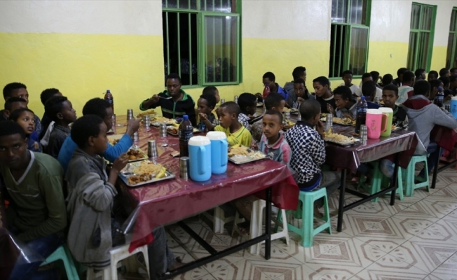 Somalili gençlerden 'Kardeşinle İftar Yap' projesi
