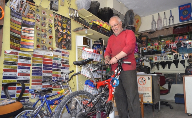 Emekliliğini bisiklet tamir ederek geçiriyor