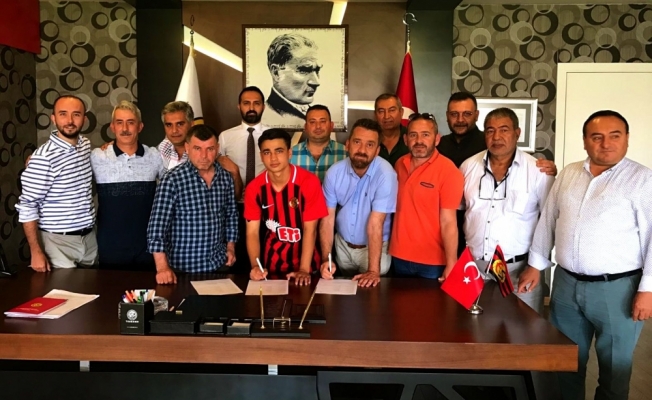 Eskişehirspor, Buğra Çağlıyan'la profesyonel sözleşme imzaladı