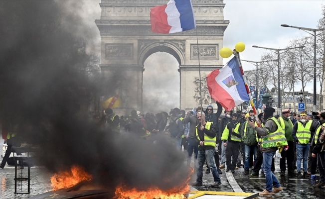 Fransa'da sarı yeleklilerin eylemleri 7. ayını doldurdu