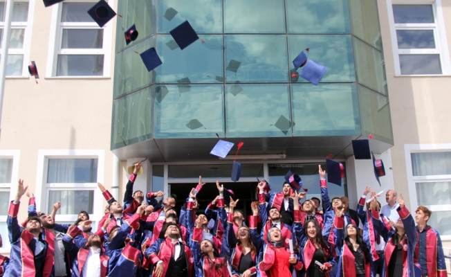 Hafik Kamer Örnek MYO'da mezuniyet sevinci