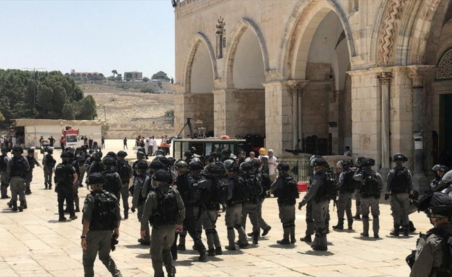 İsrail polisi Mescid-i Aksa'da cemaate müdahale etti