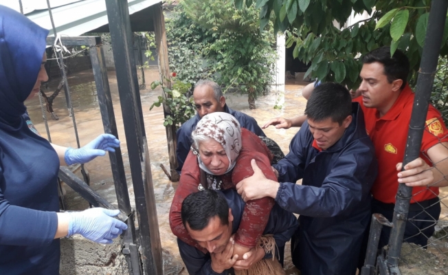 Kırıkkale'de sağanakta evinde mahsur kalan yaşlı kadını itfaiye kurtardı