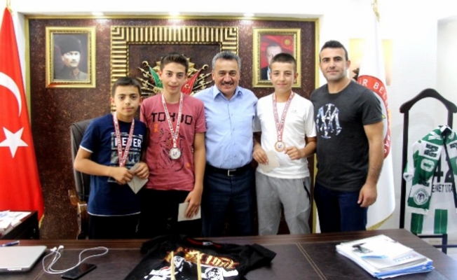 Muay Thai sporcuları Erzincan’dan madalyayla döndü