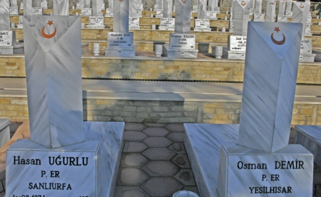 Şehit ağabeyinin mezarını 45 yıl sonra fotoğraftan gördü