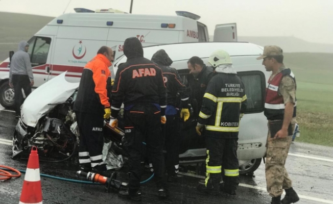 Sivas'ta hafif ticari araç ile tır çarpıştı: 1 ölü, 1 yaralı