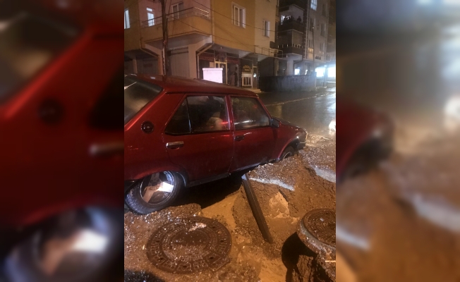 Sivas'ta yol çöktü, otomobil çukura düştü