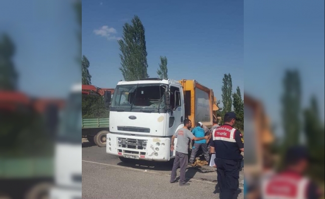 Konya'da çöp aracı devrildi: 3 yaralı