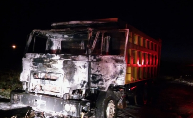 Konya'da hareket halindeki hafriyat kamyonu yandı