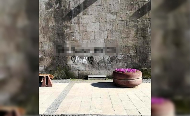 Medrese duvarına yazı yazan gence 320 lira ceza