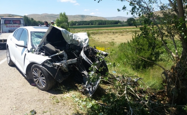 Otomobil ağaca çarptı:  4 yaralı