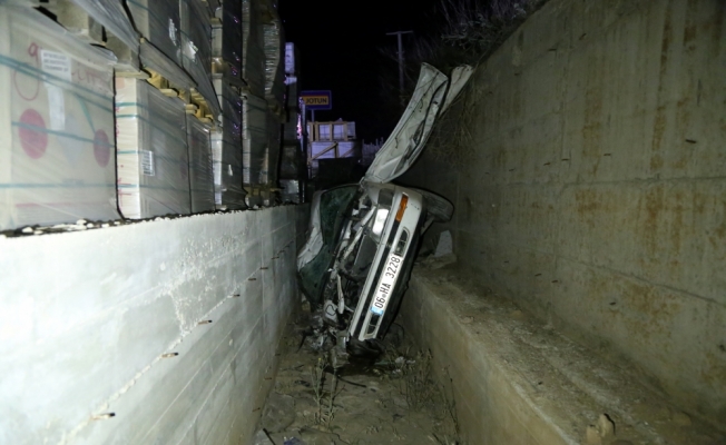 Otomobil beton duvarlar arasına devrildi: 6 yaralı