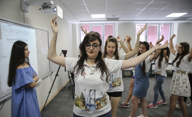 YEE yaz okulu öğrencileri Türk halk oyunlarını öğreniyor