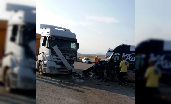 Aksaray'da minibüs park halindeki tıra çarptı: 1 ölü