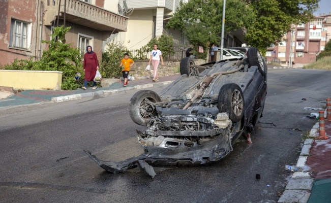 Başkent'te kontrolden çıkan otomobil takla attı: 5 yaralı
