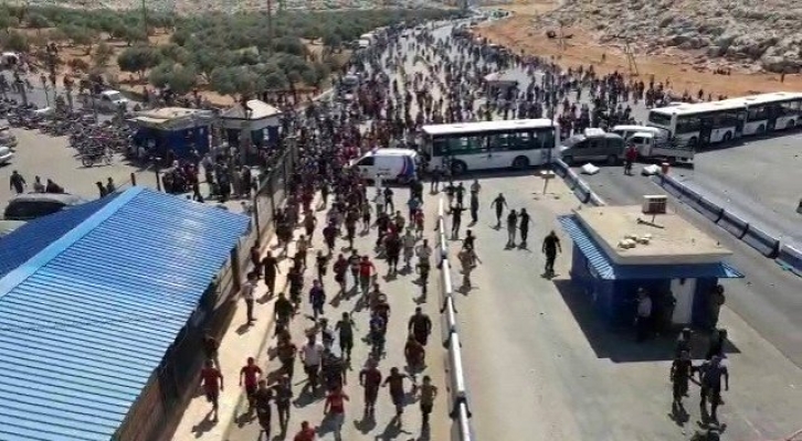 Bombalardan kaçan binlerce Suriyeli sınıra dayandı