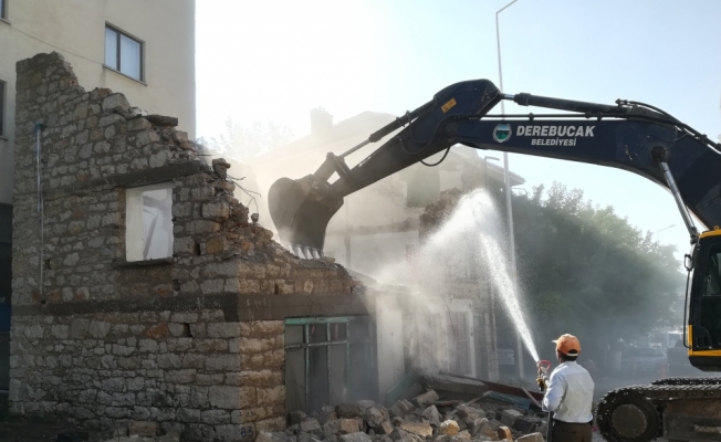 Derebucak'ta metruk binalar yıkılıyor