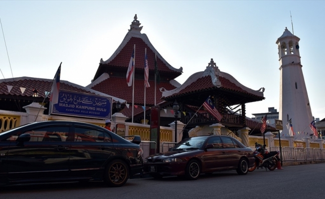Malezya'nın en eski camilerinden Kampung Hulu mimarisiyle dikkati çekiyor