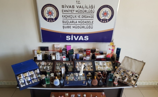 Sivas'ta gümrük kaçağı kol saati ve parfüm ele geçirildi