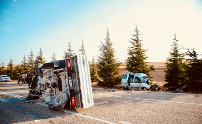 Eskişehir'de ticari araç ile kamyonet çarpıştı: 2 ölü, 2 yaralı