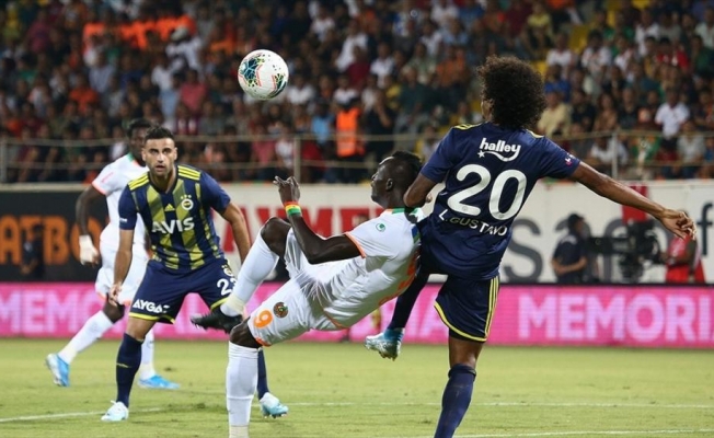 Fenerbahçe lider Alanyaspor'a farklı yenildi