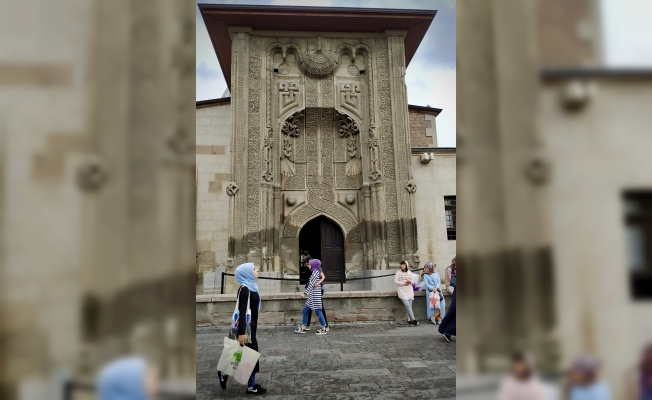 İnce Minareli Medrese mimarisiyle ziyaretçilerini cezbediyor