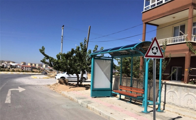 Karaman'da belediye otobüs durakları yenilendi