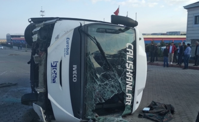 Kayseri'de işçi servisi aydınlatma direğine çarptı: 1 ölü, 24 yaralı