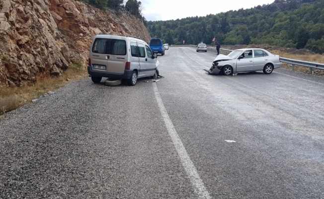 Konya'da hafif ticari araç otomobille çarpıştı: 4 yaralı