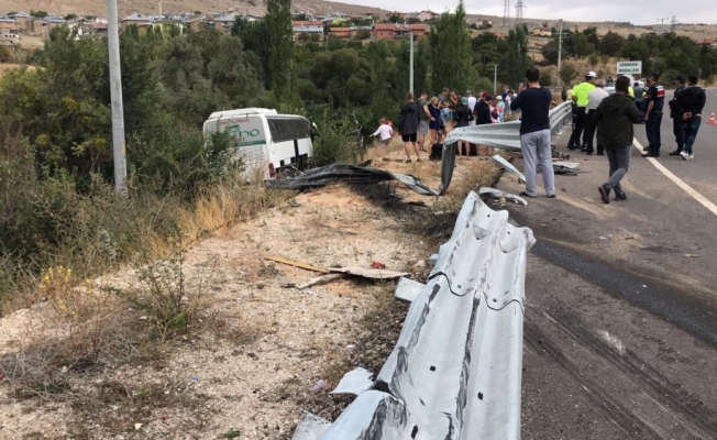Konya'da turistleri taşıyan otobüs şarampole devrildi: 3 yaralı