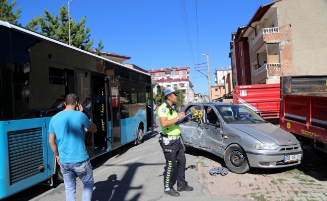 Sivas'ta halk otobüsü otomobille çarpıştı: 4 yaralı