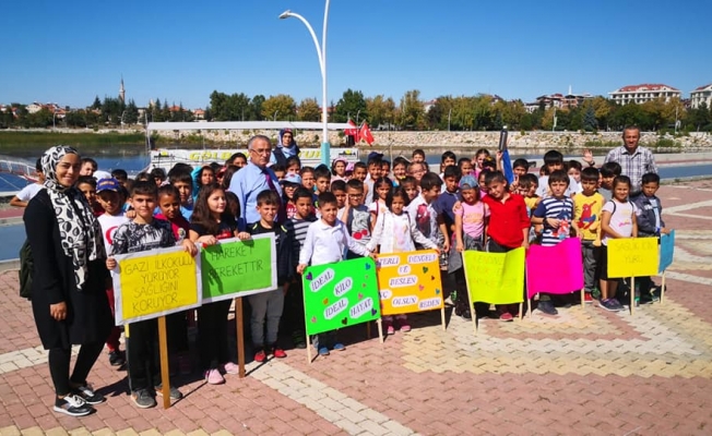 Beyşehir'de ilkokul öğrencileri sağlık için yürüdü