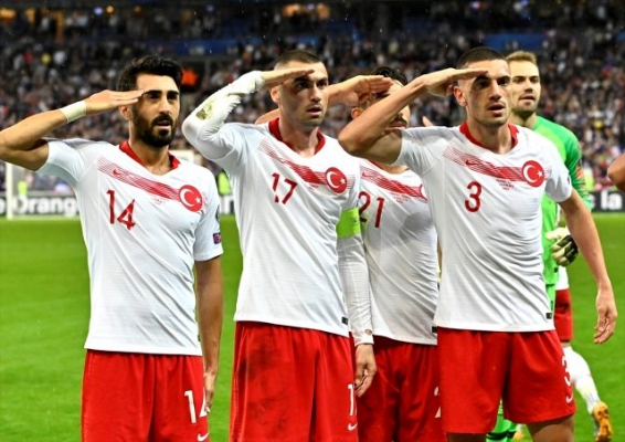 Türk futbolcularının Fransa maçında asker selamı vermesi Fransızları çıldırttı