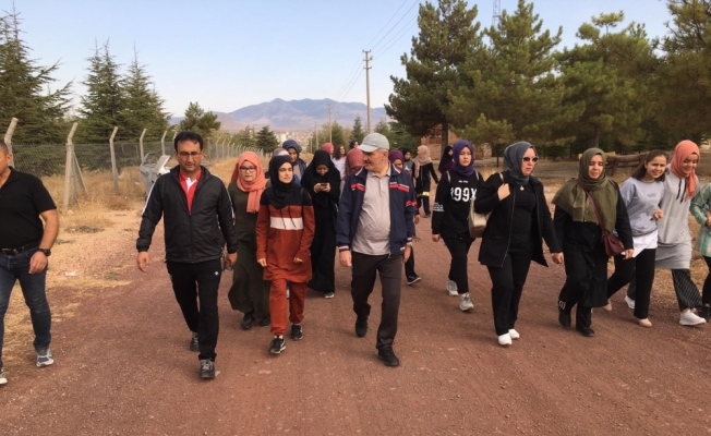 Vali Meral öğrencilerle sabah yürüyüşü yaptı