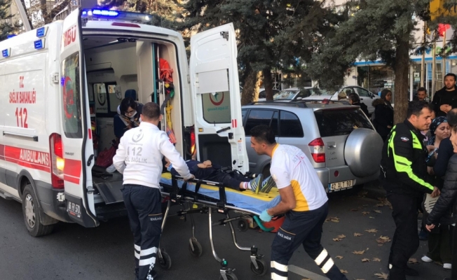 Ankara'da topun peşinden caddeye çıkan çocuğa otomobil çarptı