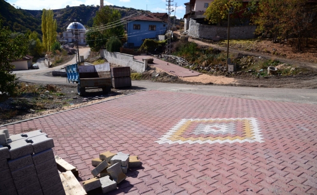 Kahramankazan'da mahalle meydanlarına kilim motifli parke
